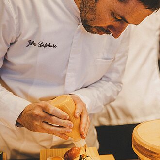 Koch beim Sushi anrichten 