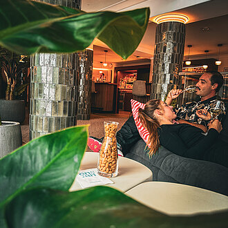 gemütliches Anstoßen in der Hotel Lobby im Hotel Enzian 