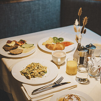 Frühstückstisch mit Speisen 