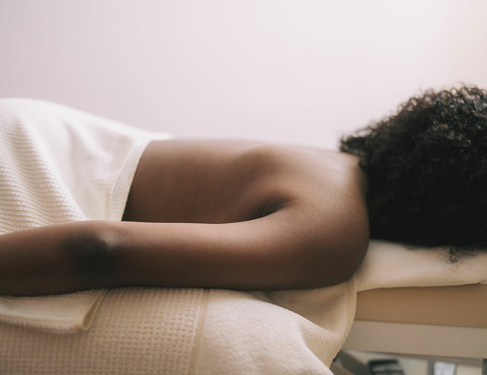 Woman enjoying a wellness treatment in the Hotel Enzian