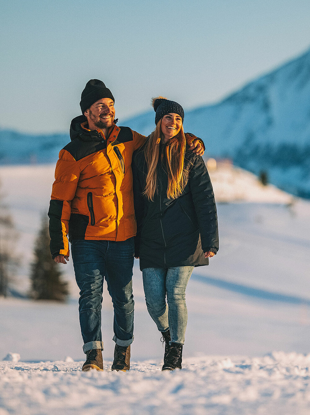 Paar beim Winterwandern in Obertauern