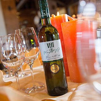 Flasche Wein am Tisch in der Mankei Alm in Obertauern