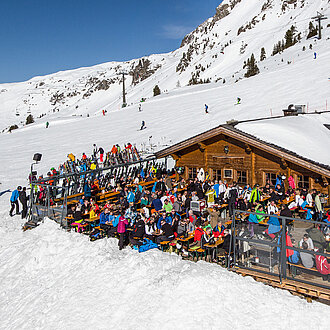 Luftaufnahme der Skihütte Mankei Alm in der winterlichen Landschaft von Obertauern