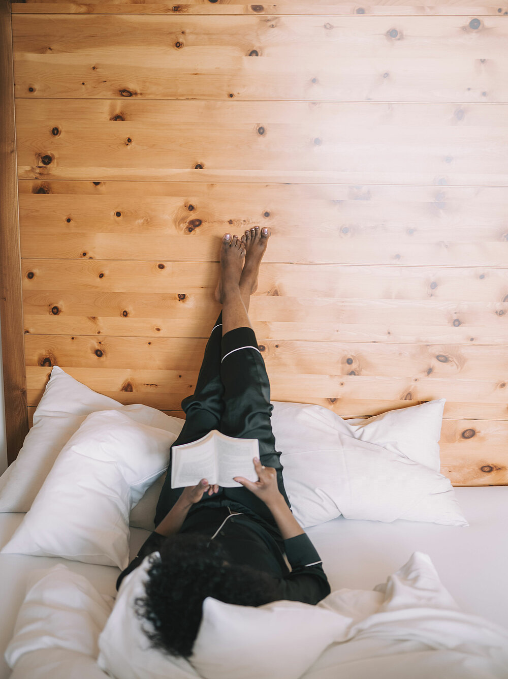 gemütliches Bett in einer Unterkunft im Hotel Enzian