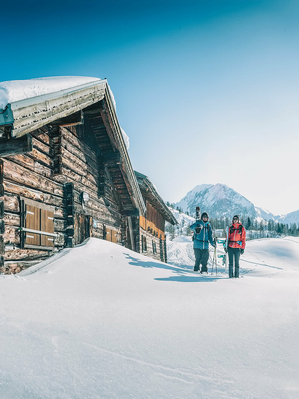 verschneite Hütte in der Obertauern Berglandschaft im Winter