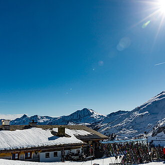 Luftaufnahme der Skihütte Mankei Alm in der winterlichen Landschaft von Obertauern