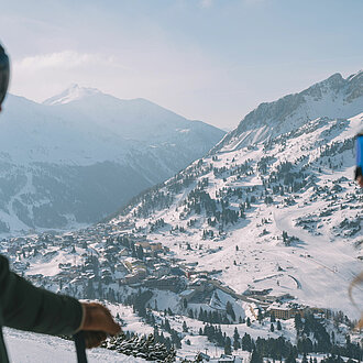 Paar beim Skifahren in Obertauern