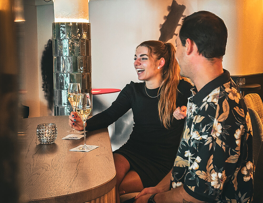zufriedende, fröhliche Gäste an der Hotelbar im Hotel Enzian in Obertauern 