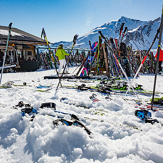 Abgestellte Ski vor der Mankei Hütte in Obertauern