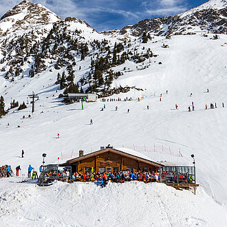 Luftaufnahme der Skihütte Mankei Alm in der winterlichen Landschaft von Obertauern