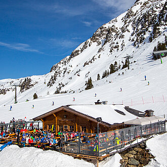 Luftaufnahme der Skihütte Mankei Alm in der winterlichen Landschaft von Obertauern