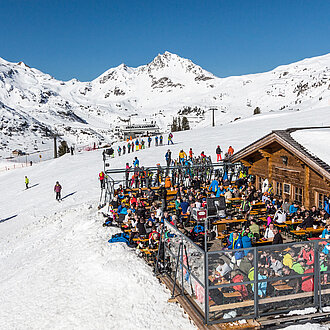 Luftaufnahme der Skihütte Mankei Alm in der winterlichen Landschaft von Obertauern