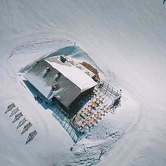 Luftaufnahme der Skihütte Mankei Alm in der winterlichen Landschaft von Obertauern