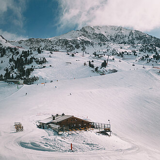 Luftaufnahme der Skihütte Mankei Alm in der winterlichen Landschaft von Obertauern