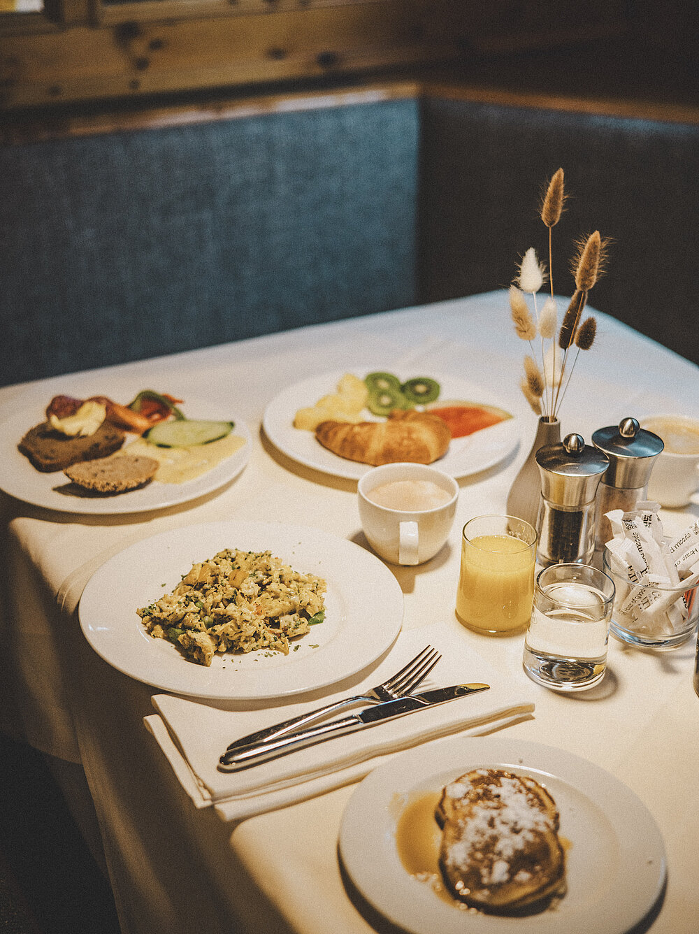 gedeckter Frühstückstisch mit Speisen im Hotel Enzian 
