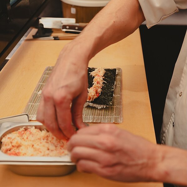You cannot eat money. Aber du kannst es gegen besten Sushi Obertauerns tauschen! Ab Ende November dann wieder Warst DU schon bei unserem Sushimaster Konstantin auf einer Gönnung?