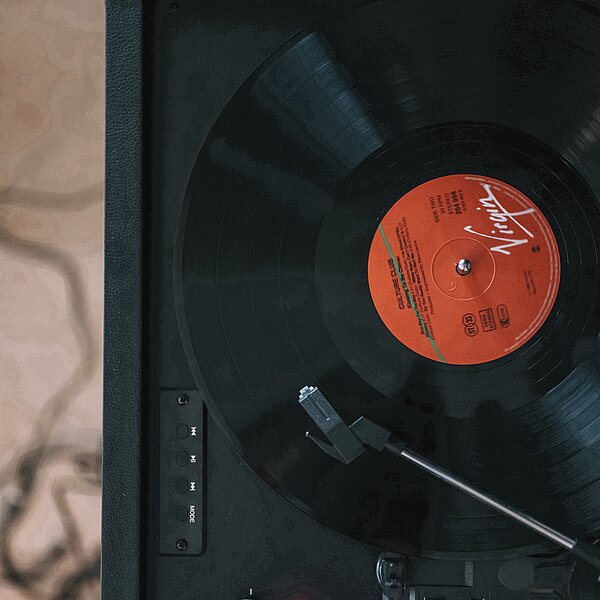 Après-ski, but make it vinyl. Old school sound. New school holiday. Tagsüber Piste. Abends gute Drinks. good tunes & even better moods.