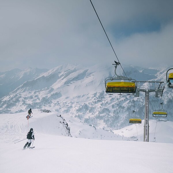 Skidom is Freedom. Von unserem Hotel direkt an der Piste aus sind Sie fast schneller am nächsten Gipfel als beim nächsten Bäcker.⁠ ⁠ #hotelenzianobertauern #skiinskiout #hotel #mountains ...
