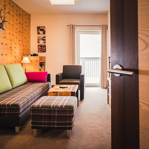 In unseren Zimmern & Suiten fühlen sich Welt enbummler:innen zuhause. Egal ob cozy Doppelzimmer oder de Luxe Suite.